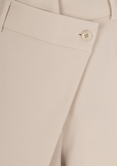 Hose mit Wickelfront „Anais“- Beige – Bild 3