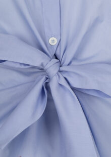 Hemdbluse "Ros" mit Knoteneffekt in Baumwolle – Blau – Bild 3