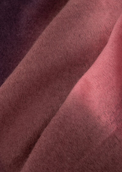 Kaschmir-Dreieckstuch mit Farbverlauf – Aubergine/Rosa – Bild 2