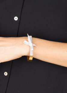 Armreif mit Schleife - gold/grau – Bild 2