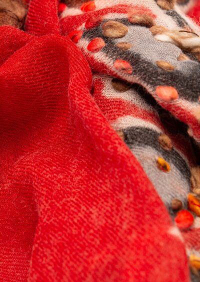 Schal aus Wolle in Rot – Bild 3