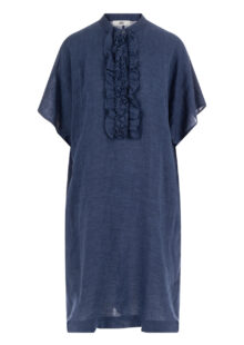 model-robert-friedman-kleid-leinen-rüschen-blau