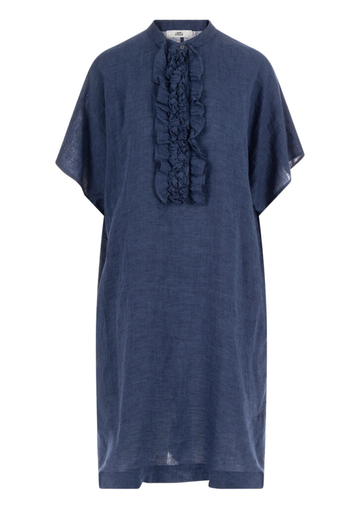 model-robert-friedman-kleid-leinen-rüschen-blau